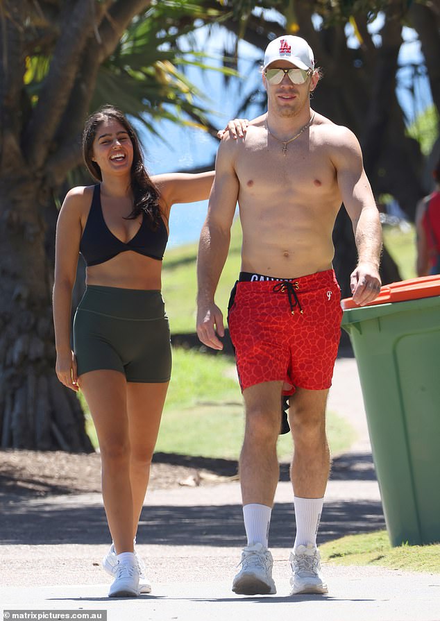 Meanwhile, Jayden's mystery date is showcased in a plain black bikini top and skin-tight gray gym shorts