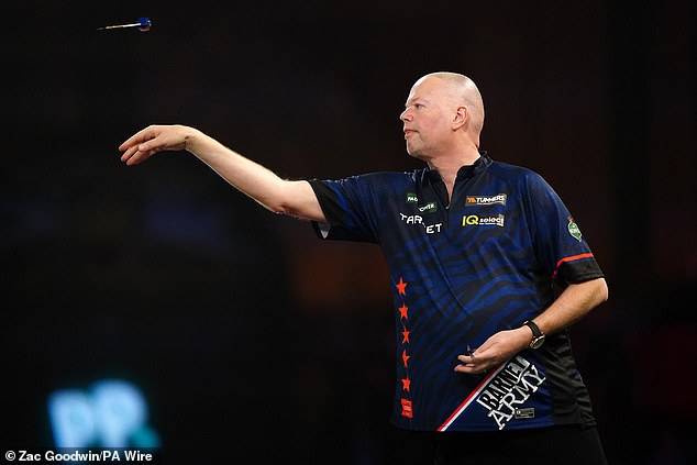 Wright incorrectly predicted that fellow veteran Raymond van Barneveld would go on the run this year