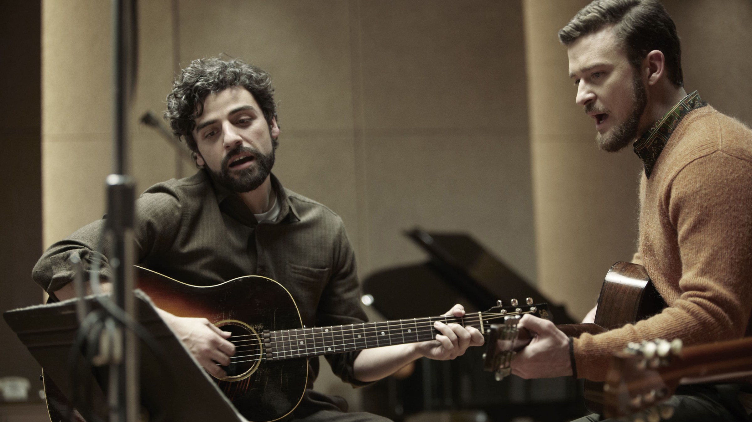 Oscar Isaac and Justin Timberlake sit opposite each other to sing in Inside Llewyn Davis 