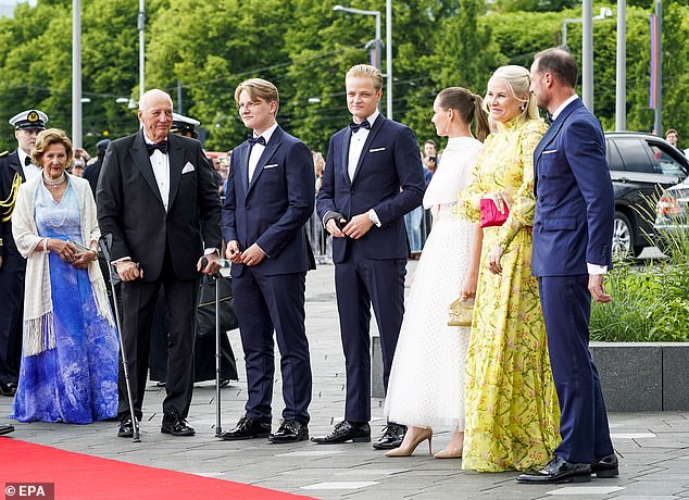 In the photo from left to right: Queen Sonja, King Harold, Prince Sverre Magnus, Princess Ingrid Alexandra, Marius Borg Hoib, blank, Crown Princess Mette-Marit and Prince Haakon