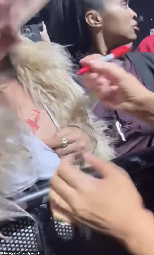 Instead of a regular autograph, the Queen of Christmas – who made a triumphant return to the stage after her battle with the flu – signed her signature on Rihanna's chest