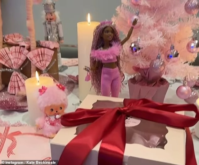 The actress presented her Christmas table, which was of course all about pink and red