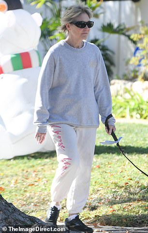 The star kept it casual by wearing a gray long-sleeved sweatshirt and cream sweatpants