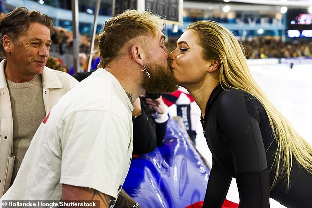 After her victory, Leerdam and Paul - who was sitting with her family - shared a kiss