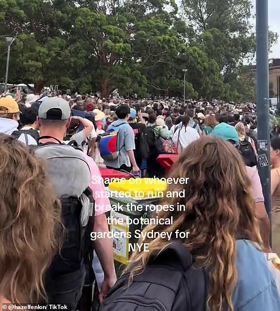 14238041 Chaotic moment, huge crowds ignore New Year's Eve rules and race to the best viewing spots in Sydney, before the fireworks