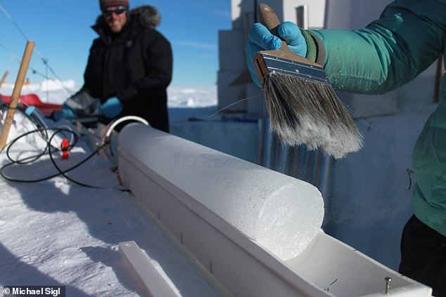 For the study, ice cores (photo) were collected from various locations in the Greenland ice sheet. These ice cylinders provide a valuable record of the climate conditions at the time of formation, including local temperature, the chemical composition of the atmosphere and, crucially, volcanic activity.