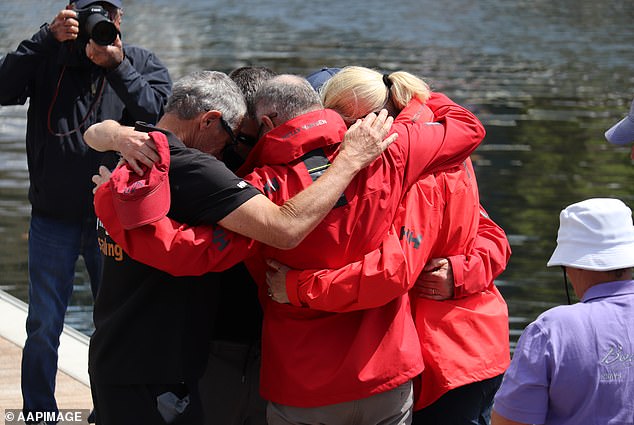 Several people gathered (photo) to commemorate the killed sailors