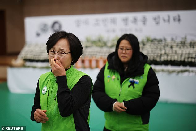 Lee Kwi-sun, who knew a government official from the Jeollanam-do Office of Education who died in the Jeju Air crash at Muan International Airport, is seen crying at a memorial