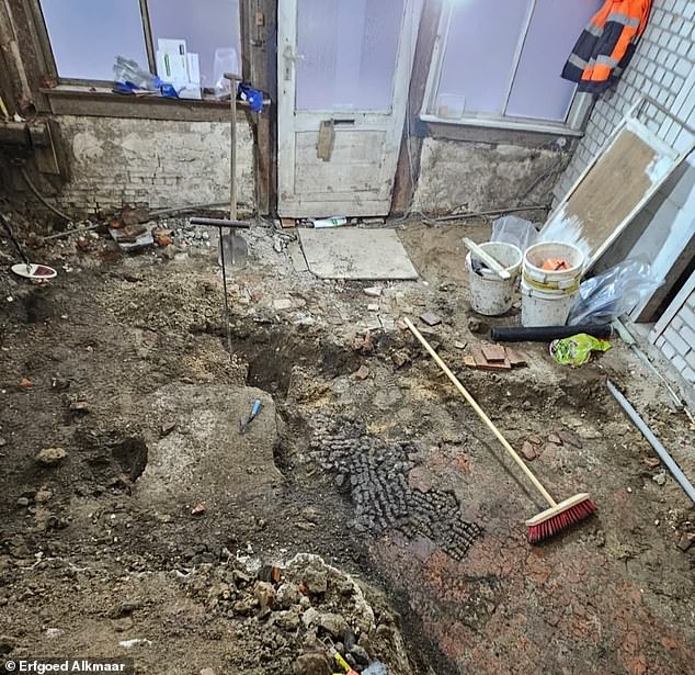 During archaeological research at the Achterdam in the center of Alkmaar, archaeologists from the municipality found part of a floor made of animal bones