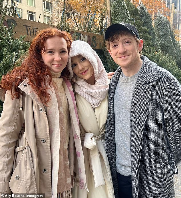 Ariana Grande, 31, and boyfriend Ethan Slater, 32, were spotted shopping for a Christmas tree in New York this weekend, in an Instagram photo shared by actress Ally Bouska