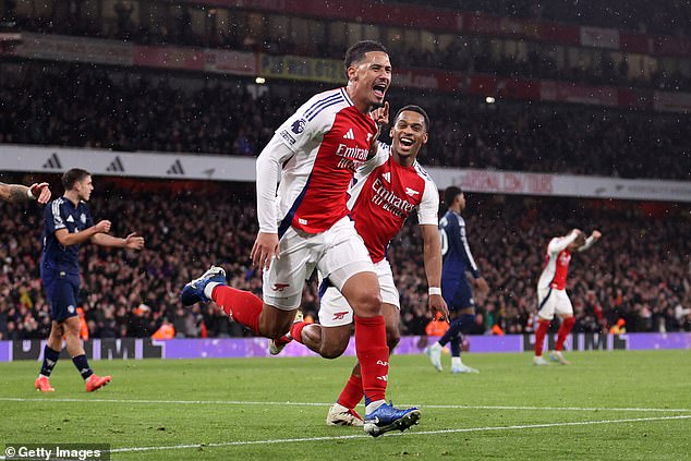 Arsenal closed the gap with Premier League leaders Liverpool by beating Manchester United