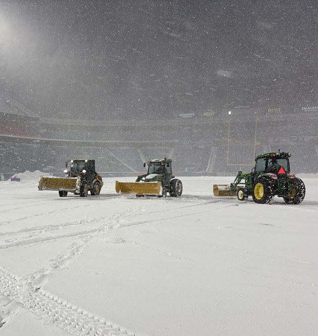 Heavy snow is still falling at Highmark Stadium 24 hours before the Bills vs 49ers game