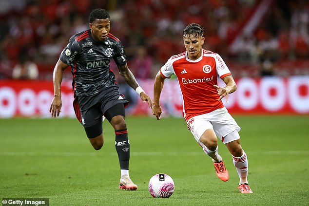 Alexandro Bernabei competes with Flamengo's Gonzalo Plato while on loan to Internacional