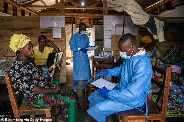 Above is a doctor speaking to a patient about the treatment of monkeypox in the South Kivu region in September this year