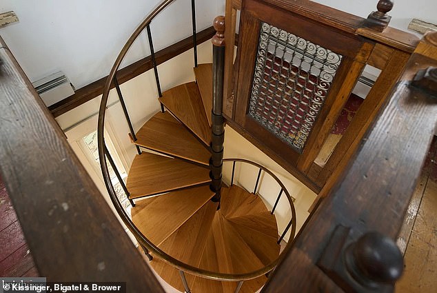 A spiral staircase descends to a separate area of ​​the house, where there is a fourth bedroom and a third full bathroom