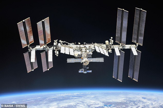 The shining body of the ISS reflects the sun's light before sunrise and is clearly visible against the dark sky. The best time to spot it is at 06:53 GMT or at 06:06 GMT on Christmas Day