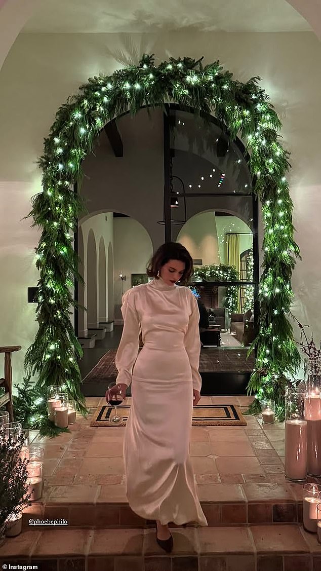 The party appeared to be held at Kendall Jenner's home this year. In a photo of herself in front of her mansion, which she recently showed off in a home tour video, the 29-year-old supermodel also showed off her chic, festive look and seemingly confirmed that the family chose a white Christmas theme for their outfits this year. year