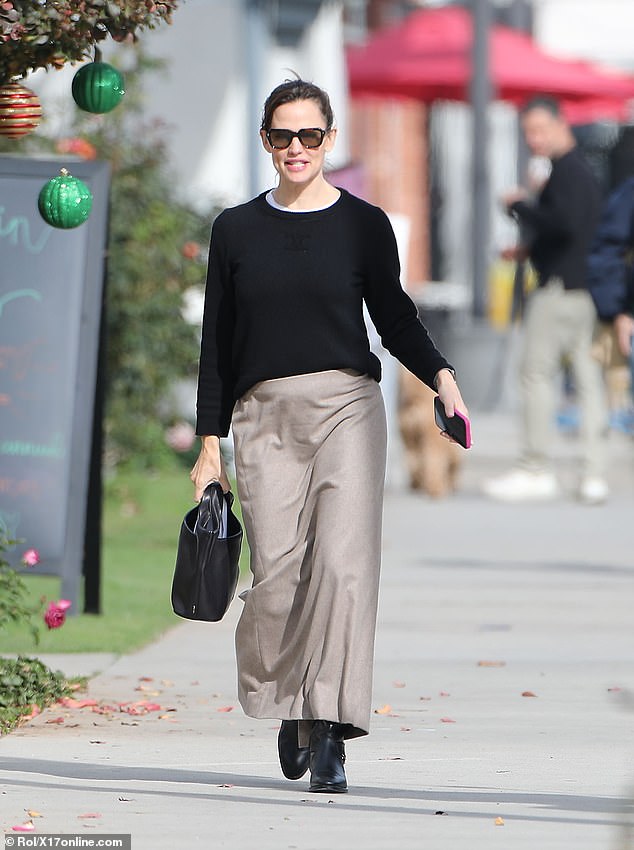 Jennifer Garner looked casually cool during a shopping trip to the Brentwood Country Mart in Los Angeles, just a day after hanging out with ex-husband Ben Affleck