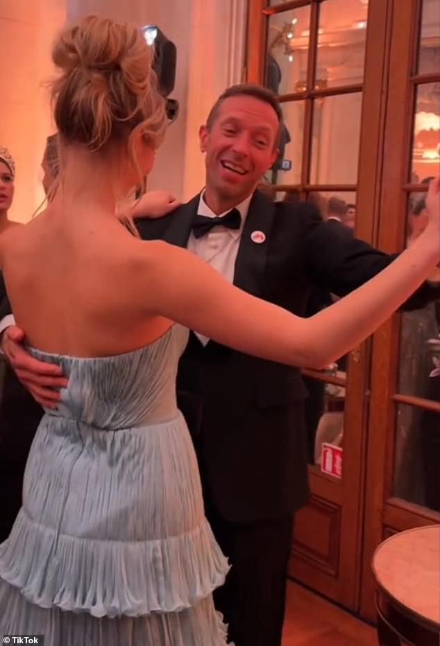 One night, Apple joined her father, Coldplay frontman Chris, for a sweet moment together on the dance floor