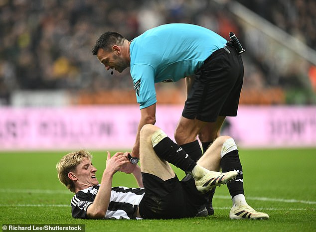 Anthony Gordon was knocked to the ground after being shouldered in the face by Virgil van Dijk, but was not awarded a penalty