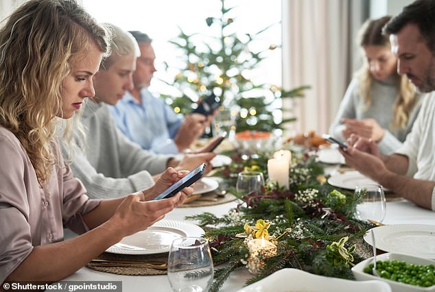 Scientists urgently warn against using your phone at the dinner