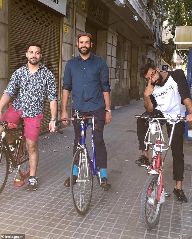 Majid and Mani Alam (pictured, center and right) have been selling the idea of ​​fish and chips to the Spanish for the past nine years.