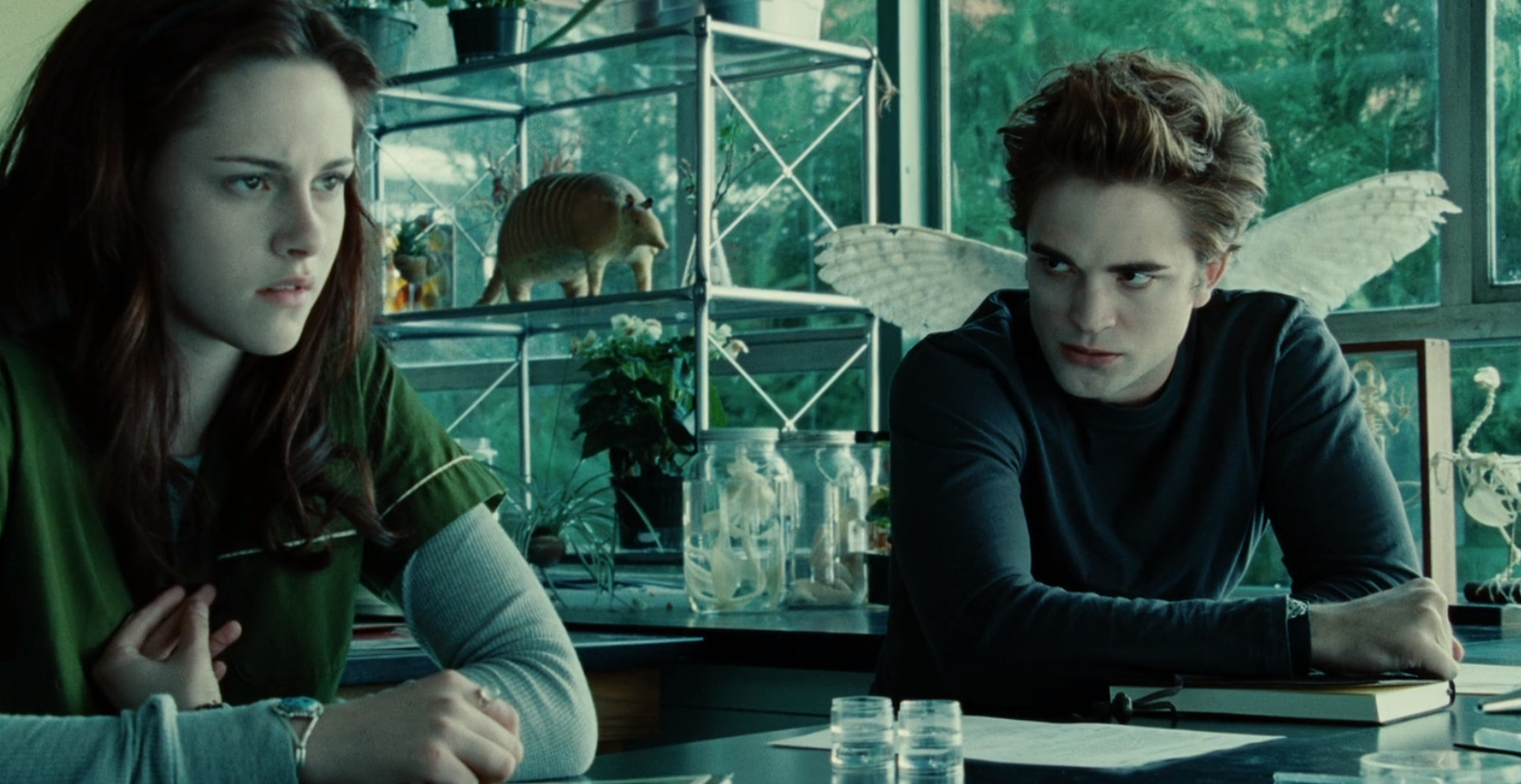 Edward Cullen (Robert Pattinson) glares at Bella Swan (Kirsten Stewart) in Twilight.