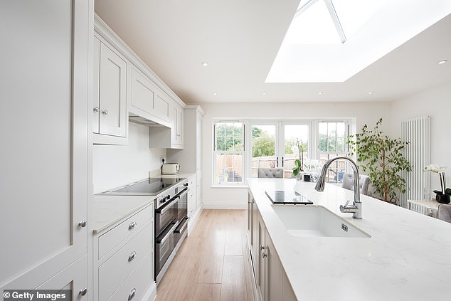 Above you see a quartz worktop in a kitchen. Silicon dust is released during cutting, which can increase the risk of lung disease for workers