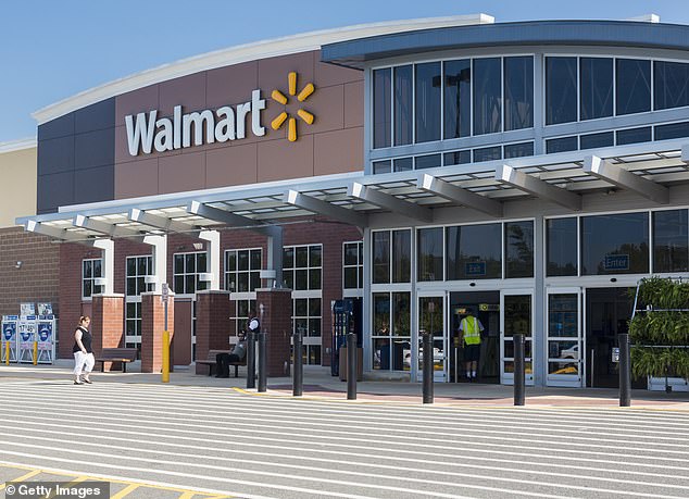 A Walmart employee took to TikTok to warn his followers – especially the women – that the toilet paper in public restrooms may be contaminated by drug addicts who clean their needles in the roll and carefully check it before using it.