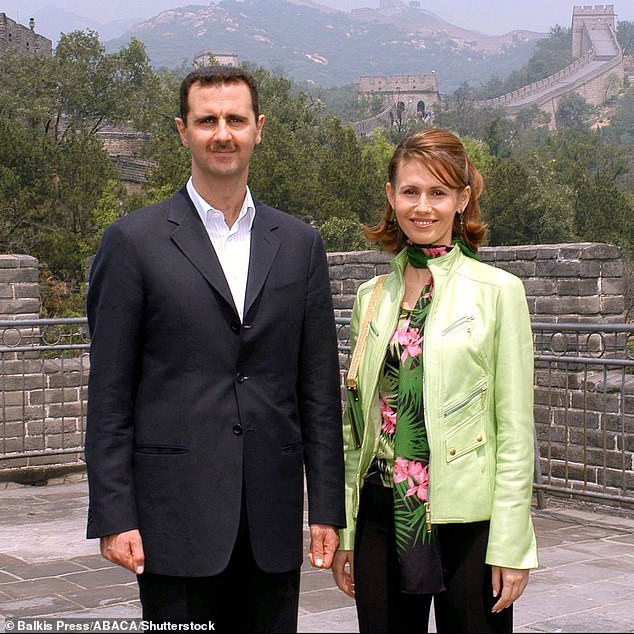 Bashar al-Assad and his wife Asma al-Assad pose during a visit to the Great Wall of China in Badaling on June 22, 2004