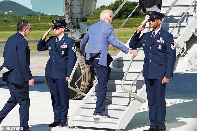 Biden boards Air Force One en route to Philadelphia, Pennsylvania