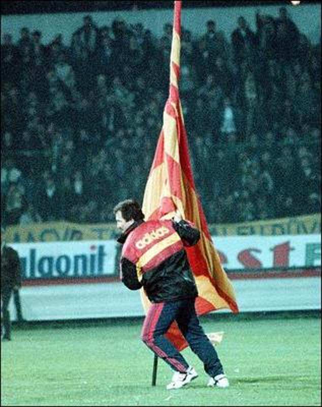 Souness risks civil war when he plants a Galatasaray flag on Fenerbahçe grounds in 1996