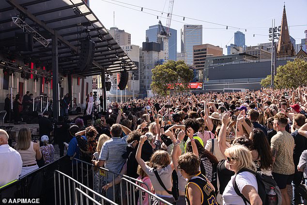 Footage and footage from the concert showed screaming fans standing shoulder to shoulder as they watched Robbie take the stage