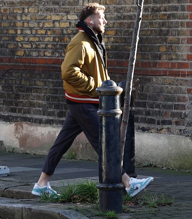 While he was on the road, he dressed casually in a beige jacket, sweatpants and had his headphones on