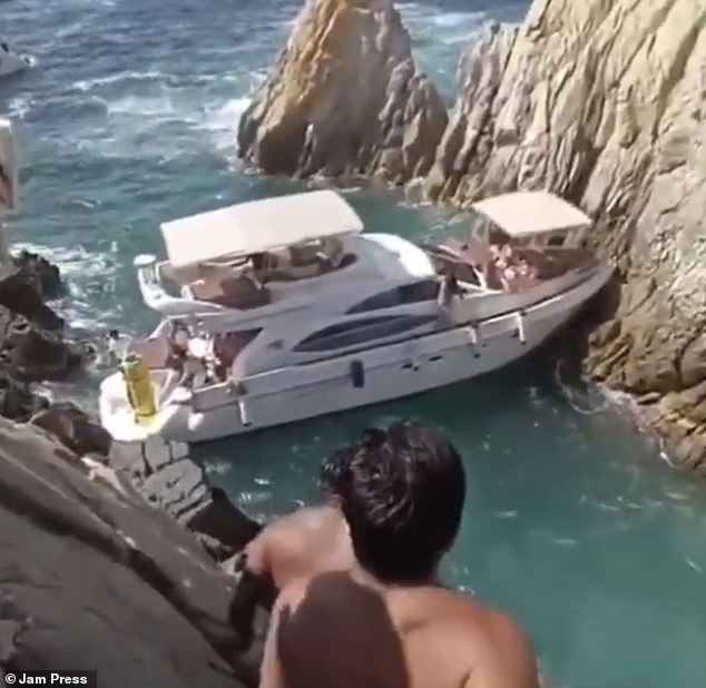 1735824453 807 Terrifying moment tourists yacht crashes into rocks and sinks during