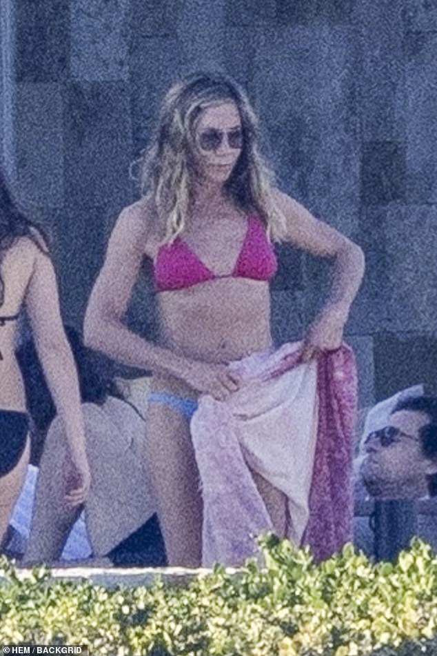 Jennifer showed off her flat stomach during the Tuesday outing