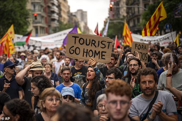 Protesters march and shout slogans against the Formula 1 Barcelona Fan Festival in central Barcelona, ​​Spain, Wednesday, June 19, 2024