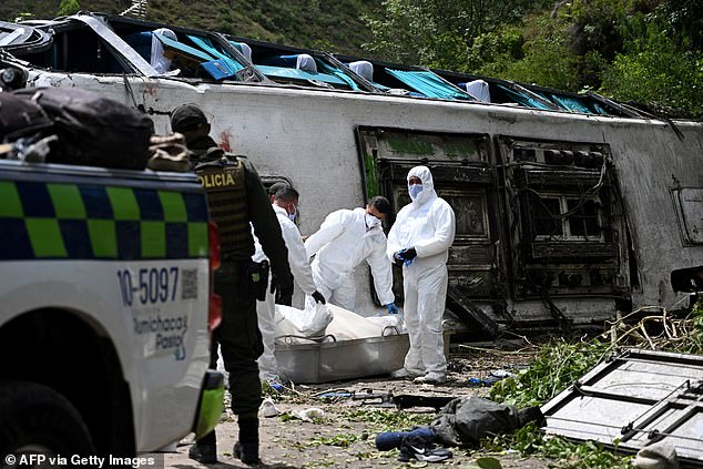 Colombian traffic police are still investigating the ages and identities of those involved in the accident. In the photo: Forensic experts are on site