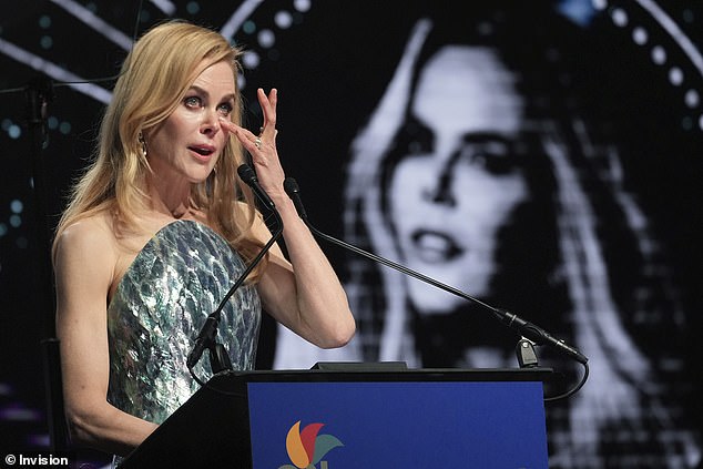 1735982375 655 Nicole Kidman breaks down in tears as she pays tribute