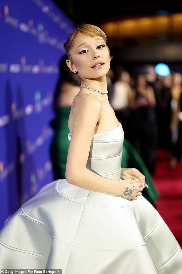 The singer and actress looked sensational that evening, wearing a voluminous strapless white satin dress