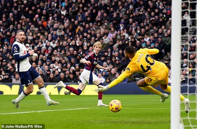 Tottenham's lead lasted just two minutes before Anthony Gordon equalized for Newcastle