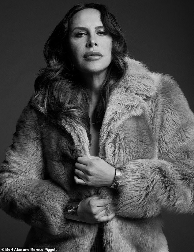 Karla Sofia looked elegant in a luxurious fur coat