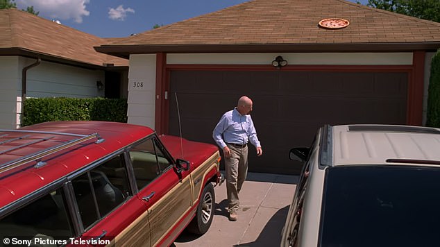 Quintana recalled pizza boxes lining the sidewalk for the famous pizza scene, where Cranston landed the pizza face up on the roof after his character's wife closed the door in his face.