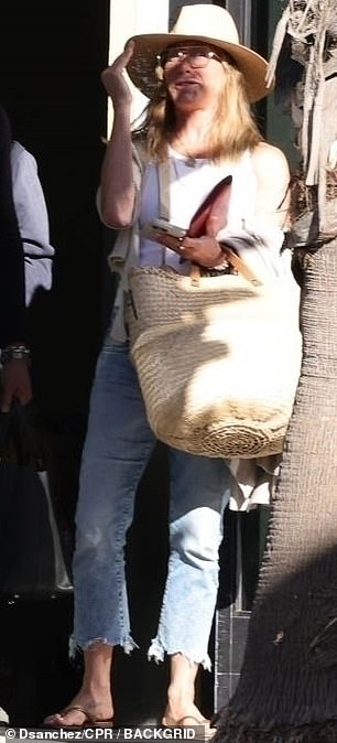 Sticking with a touch of holiday style, Jennifer lent herself some shade with a wide-brimmed straw hat and sunglasses