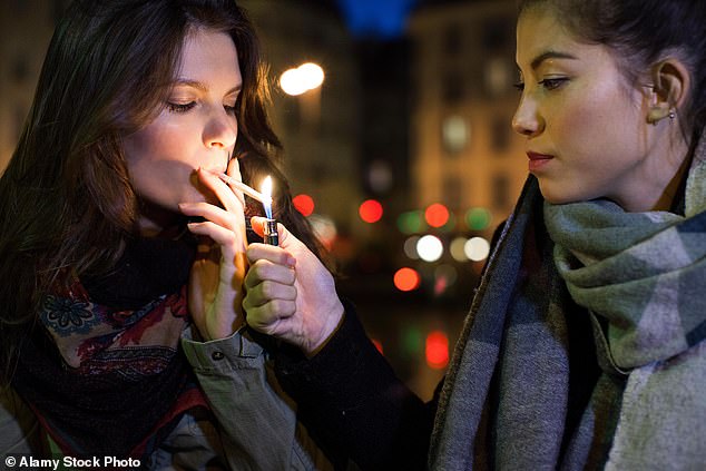 Experts claim that smoking lowers levels of the female sex hormone estrogen, causing menopause