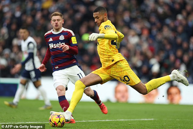 Forcing backup goalkeepers to play like Guglielmo Vicario shows Postecoglou's stubbornness