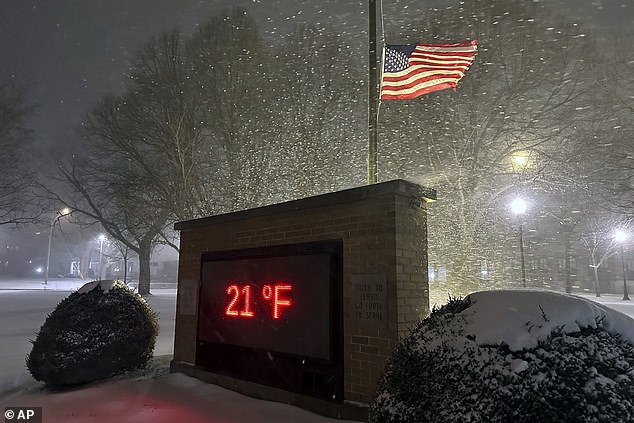 Tens of millions of Americans are under warning of snowstorms as a major snowstorm will hit 30 central and eastern states on Sunday. (Image: A temperature gauge in Lowville, New York, on Saturday as winter storms blow from the west this weekend)