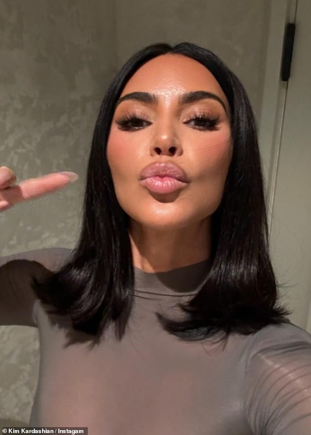 Kim pouted for a selfie while rocking a glamorous makeup palette and a shoulder-length hairstyle