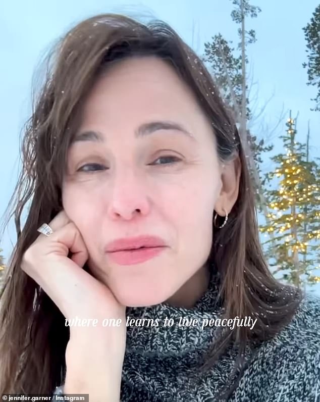 In the caption she posted a nice poem about how much she loves snow and tagged the American poet Mary Oliver