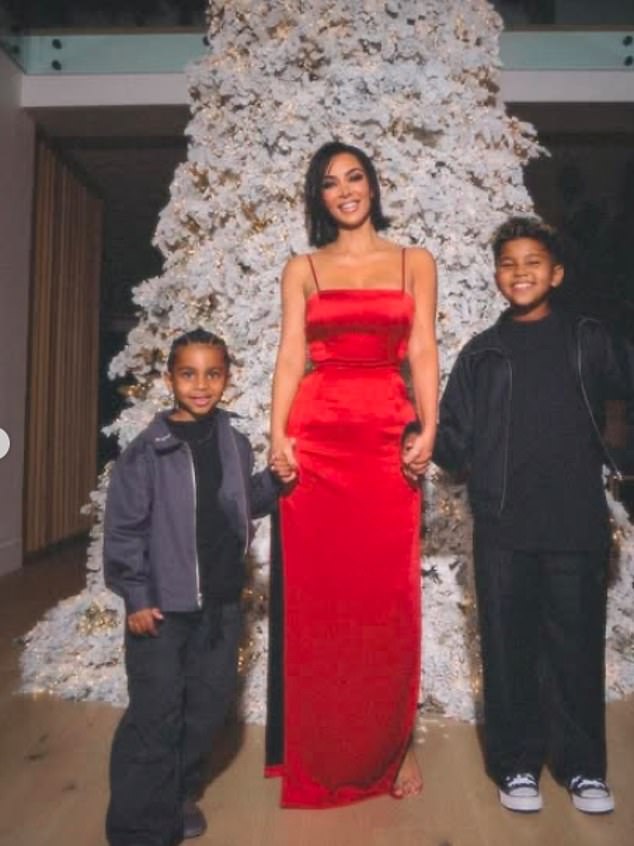 Kim's sons tried to look cool in the photos, while their mother and sisters made fools of themselves. Both wore black pants and black t-shirts. Sint wore a black jacket and Psalm wore a gray jacket.